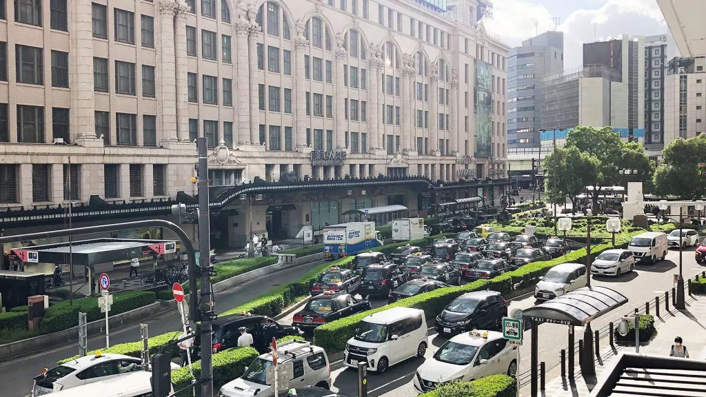 タクシープールと車道が回遊性をさまたげていたころのなんば駅前（画像提供：なんば広場事務局）