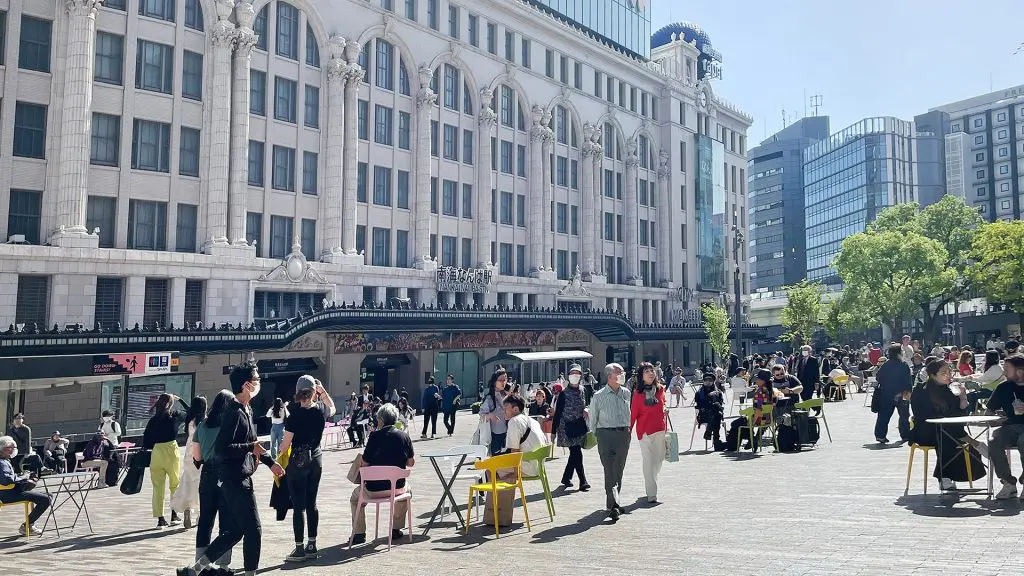 車であふれ返っていた駅前が、ゆったりと人が歩ける空間に（画像提供：なんば広場事務局）