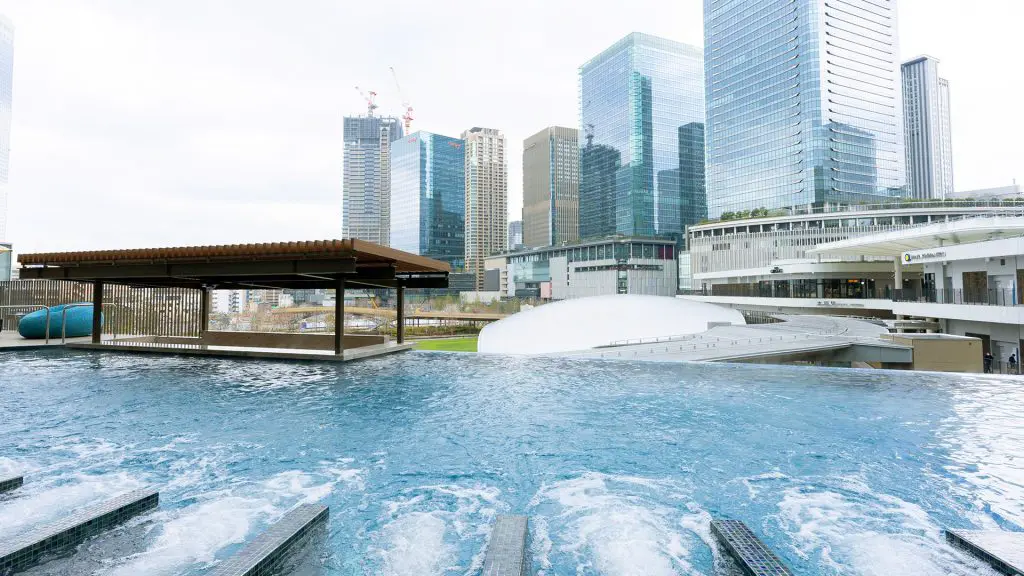 「グラングリーン大阪 南館」にオープンした「うめきた温泉 蓮 Wellbeing Park」からの景色