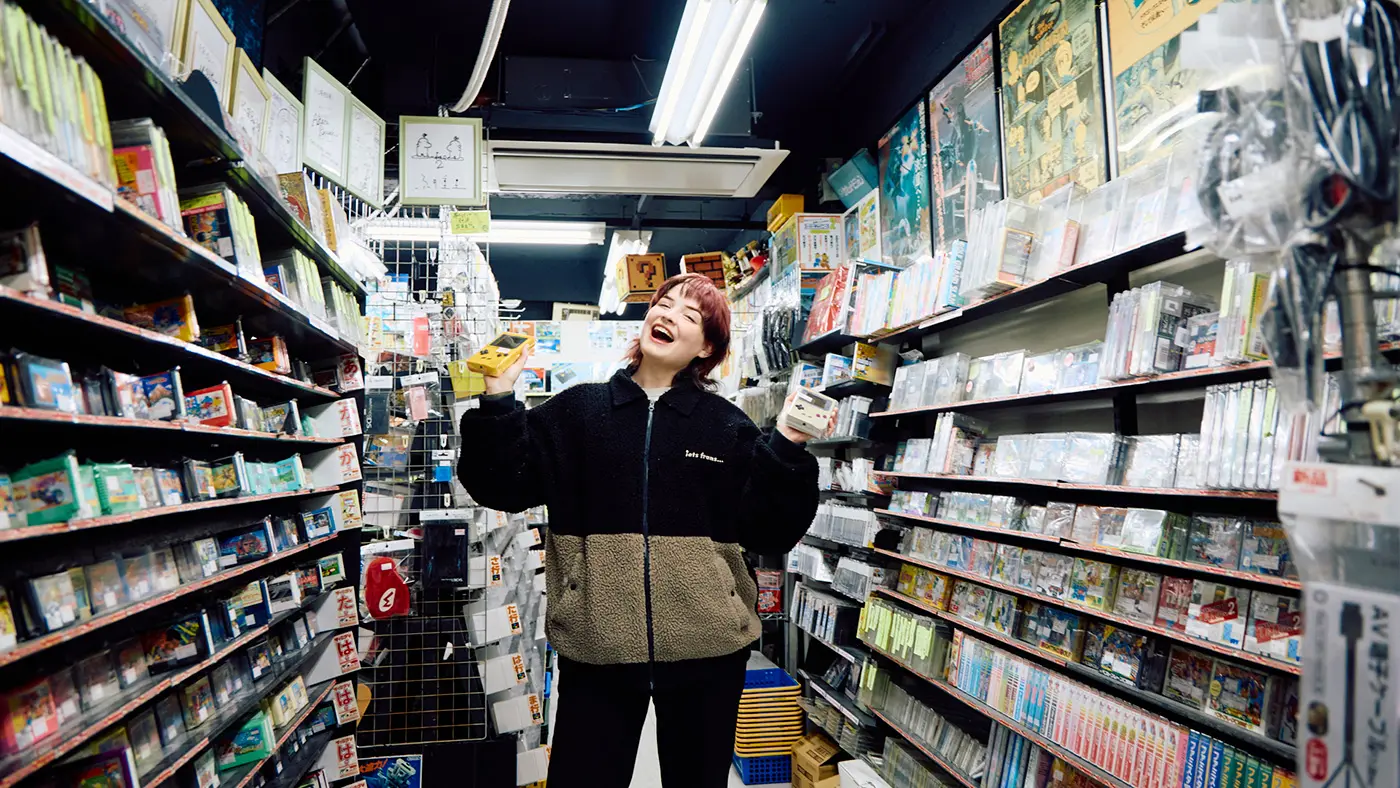 店内には、壁を埋め尽くすかのように陳列された大量のゲームソフトが！