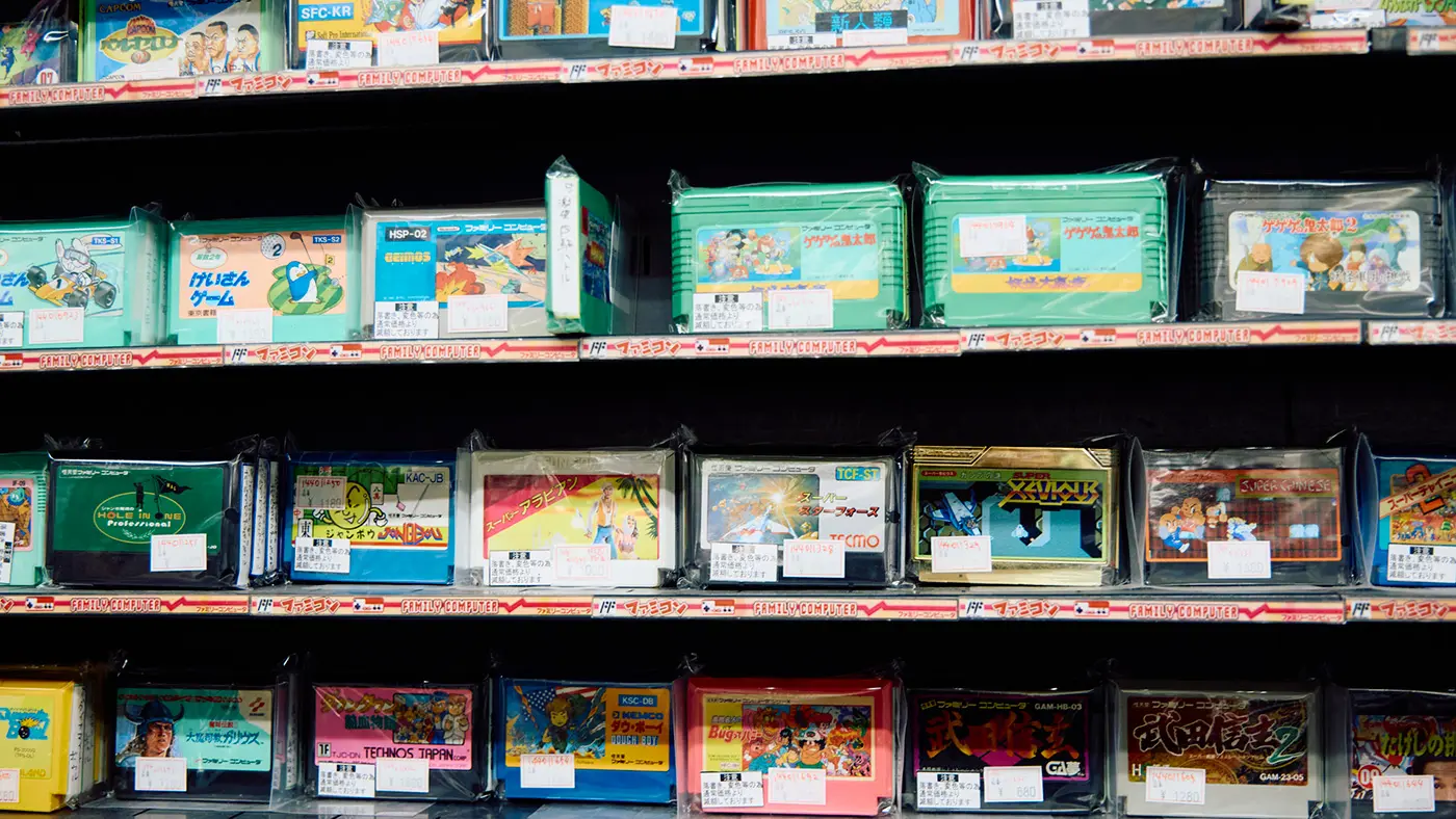 壁にずらっと並んだファミコンソフト。