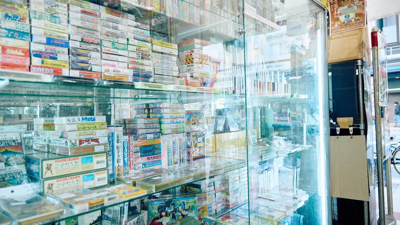 ショーケースには、マニア垂涎のレアソフトが並びます。見ているだけで楽しすぎる！