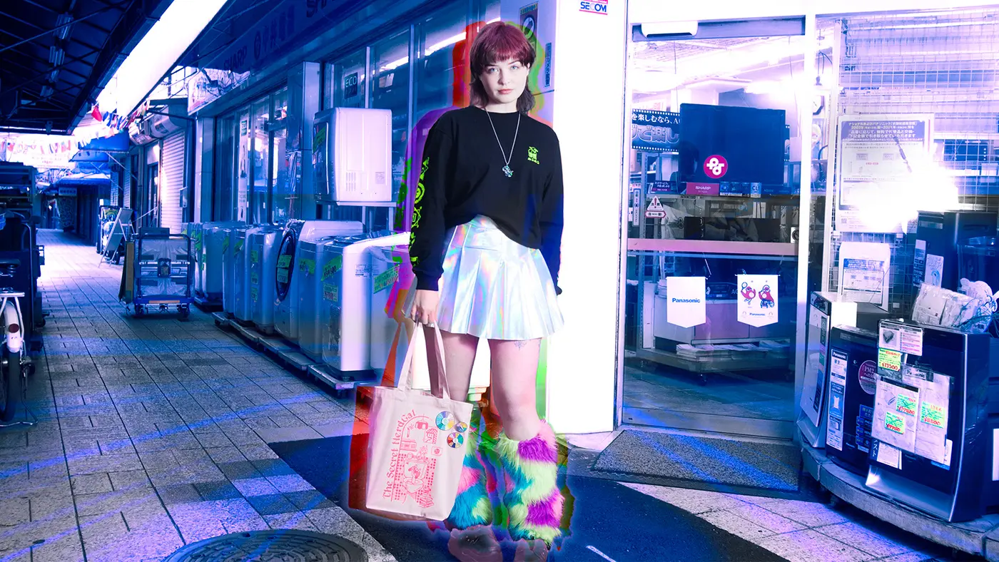 オリジナル商品のパーカー、メタリックなスカート、カラフルなレッグウォーマーを身につけたソフィアさん。