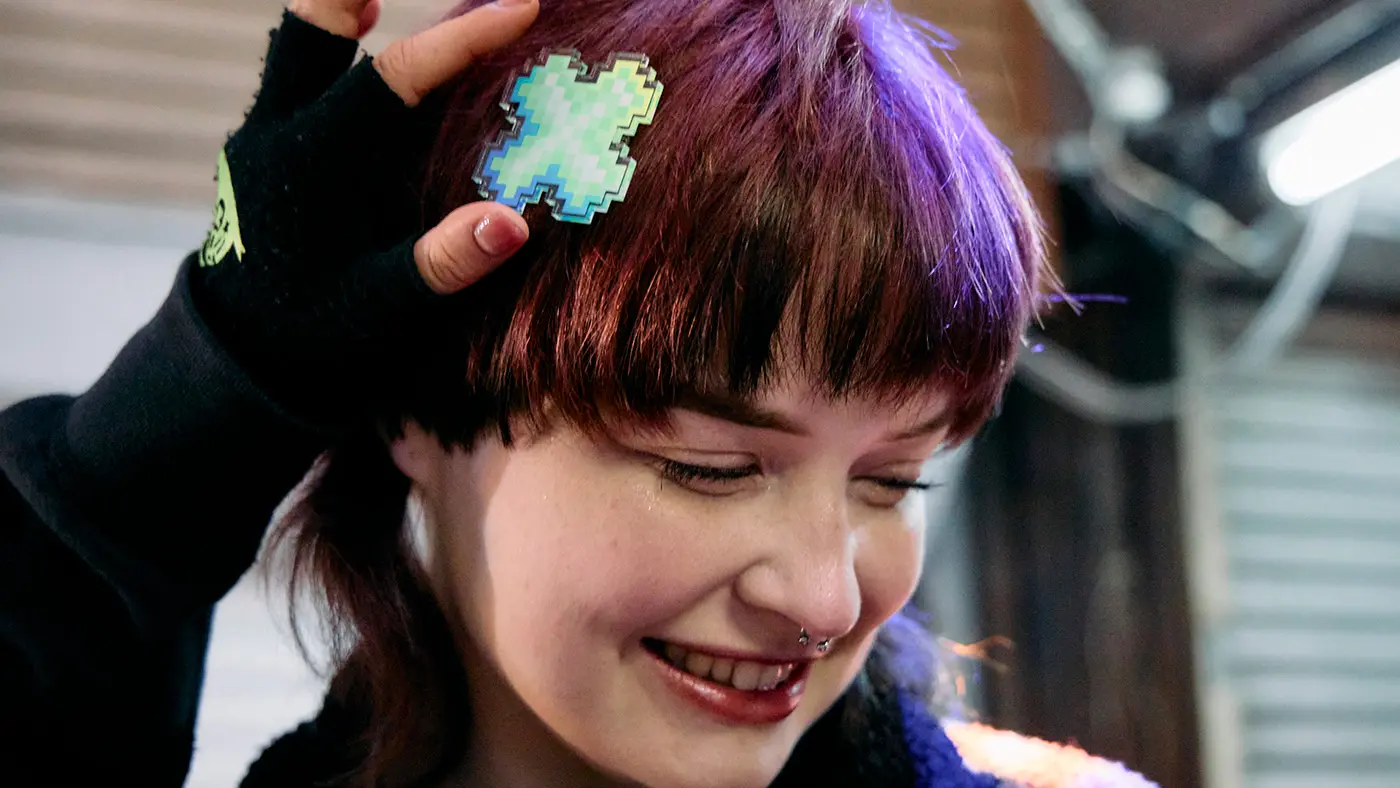 撮影後は、ソフィアさんお気に入りのオリジナル商品「ゲームから出てきたヘアクリップ」の「ばってん」を購入しました。