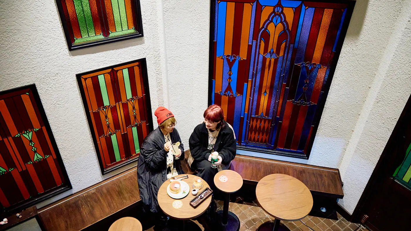 陽に照らされた美しいステンドグラスに彩られる店内。