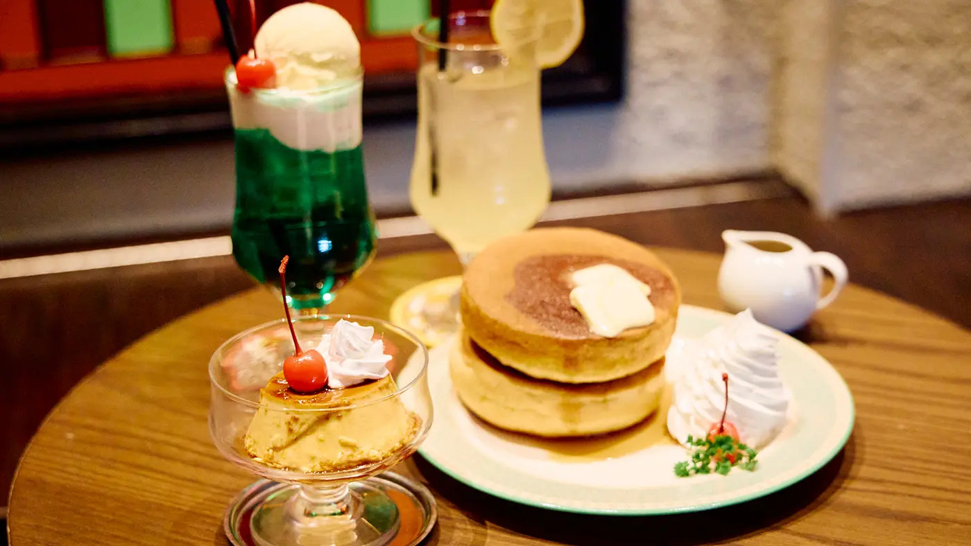 左奥から時計回りにクリームソーダ（830円）、レモンスカッシュ（550円）、ホットケーキ（1,500円）、昔ながらのプリン（770円）※すべて税込価格