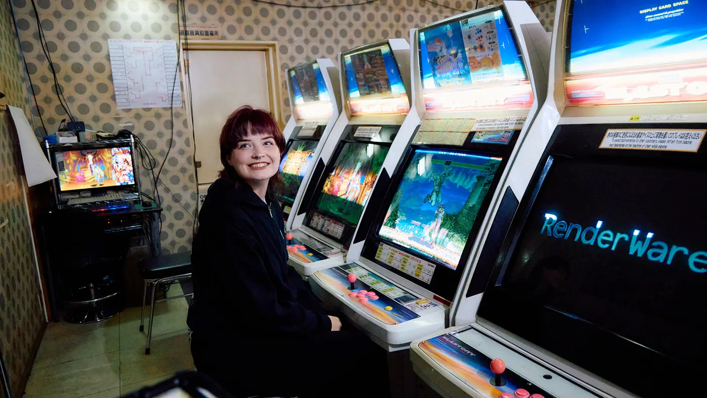 格闘技ゲームの代表作「ストリートファイター」をはじめてプレイし、「とってもエキサイティング！」と大満足のソフィアさん。