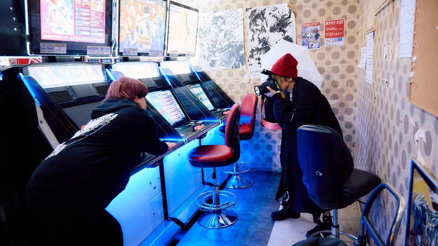 筐体から漏れ出る蛍光灯の青い光が独特な世界観を作り出す店内で、ふたたび撮影会！