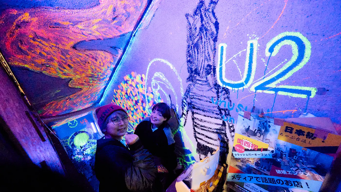 地下のお店へと続く階段のブラックライトがかわいい！ お店に入る前から、すでに映えています。