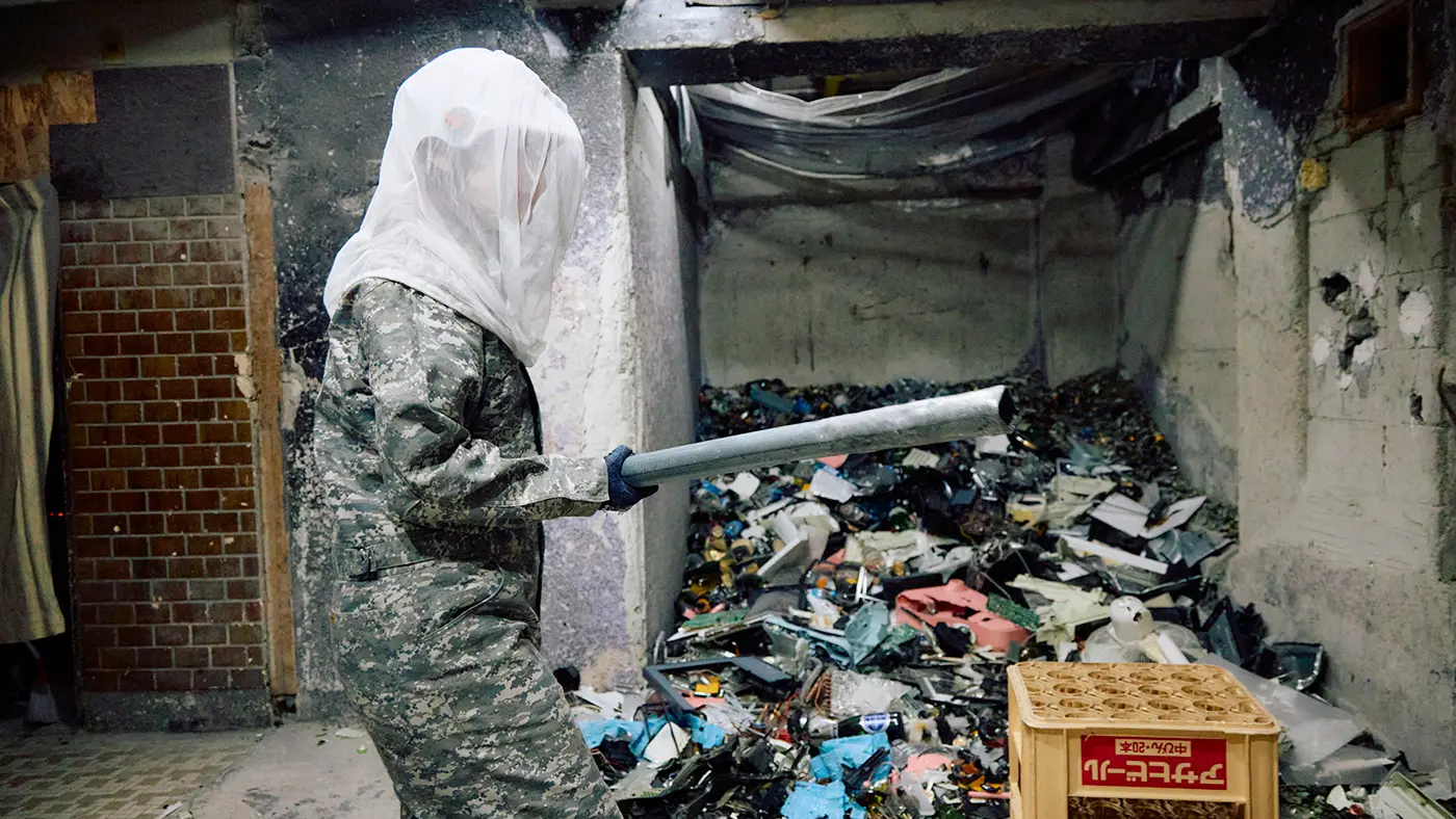 クラッシュバー初体験のソフィアさんは、割れ物10kg分を好きに破壊できる「破壊エンタメ」のライトプランをチョイス。