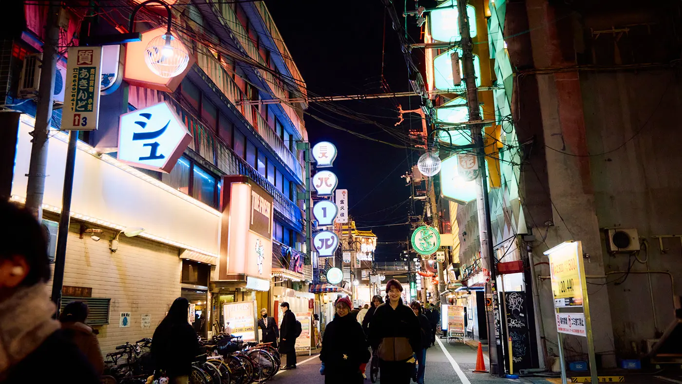 たっぷり遊んで、外はもう真っ暗！ 裏なんばにあるキャバレーのネオンが、夜のとばりによく映えます。