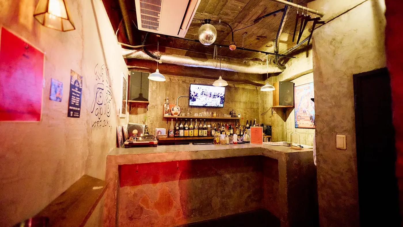 ツアーの最後に訪れたのは、千日前にある立ち飲み屋「スタンド原宿」。