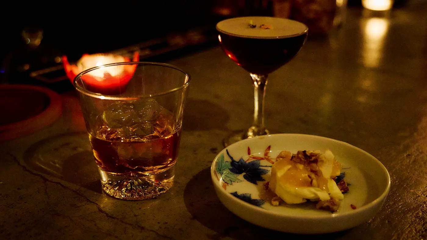 おすすめのコーヒーマティーニ、スモークゴッドファーザー、燻製はちみつチーズを注文しました。