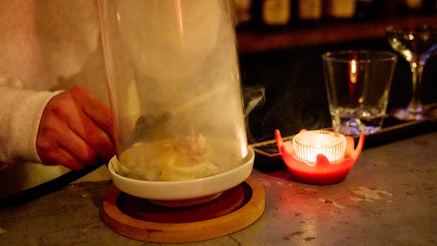 スモークゴッドファーザーと蜂蜜チーズは、瞬間燻製器を使ってさくらチップで香りをつける。