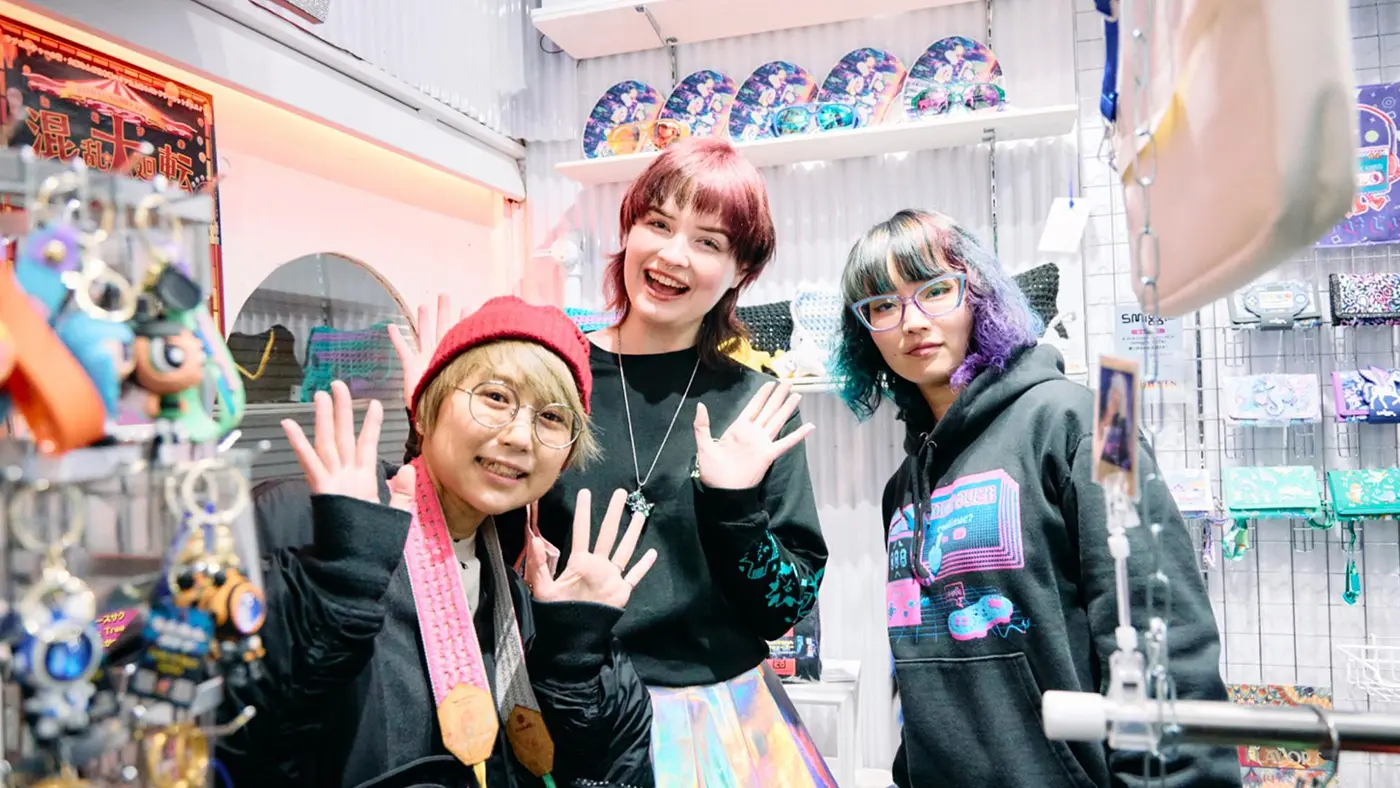 オリジナルだけでなく、るんるんさんセレクトの商品も並ぶ賑やかな店内。