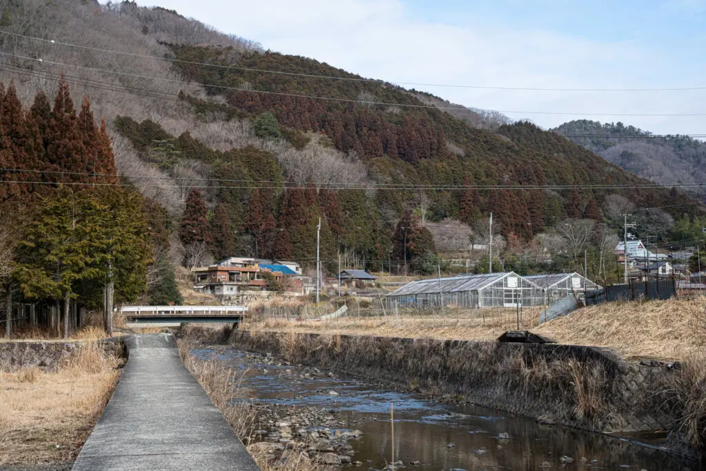 山空海温泉 白い橋の奥が駐車場