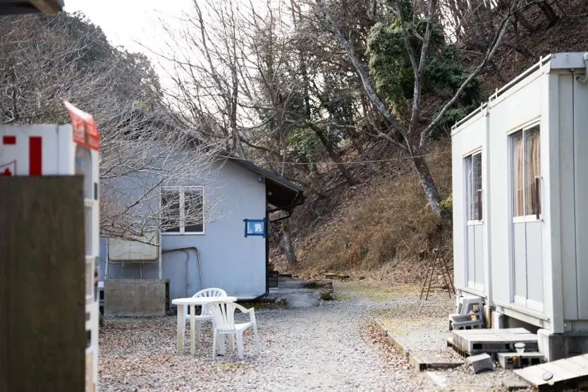 山空海温泉 手前のプレハブ小屋