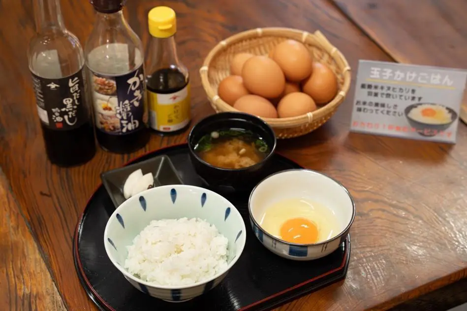 たまごかけご飯は、味噌汁セットで500円（税込）。単品は450円（税込）。お好みで選べる3種の醤油がスタンバイ