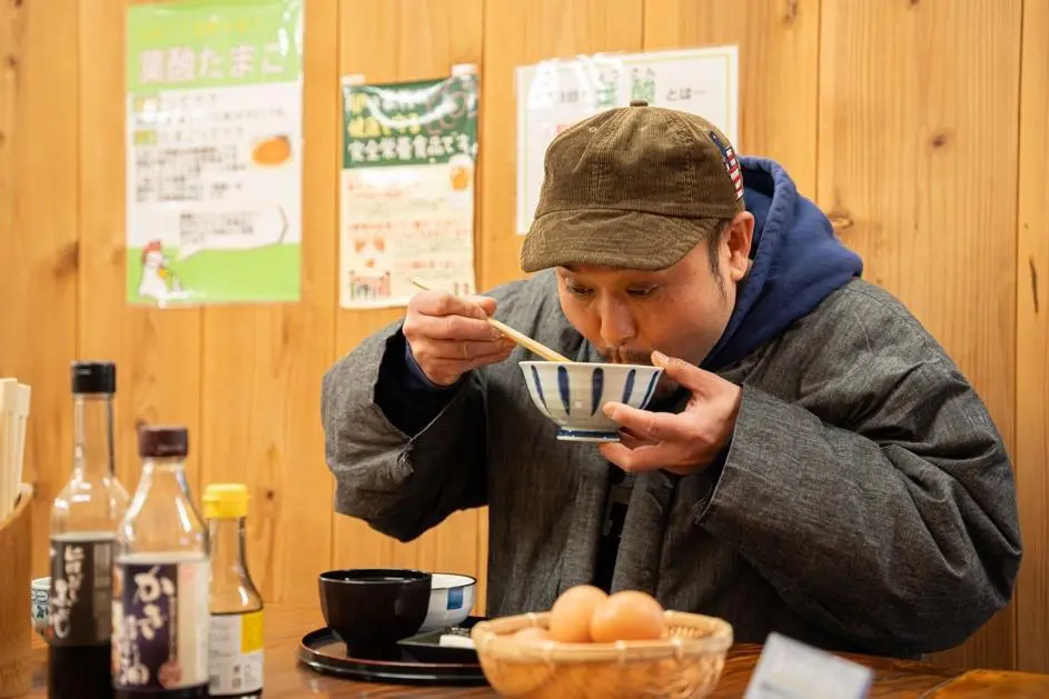 淡白すぎず、脂っこくもないから、一気にかき込めます。ご飯はおかわり1杯まで無料で、たまごは好きなだけ使ってOK！