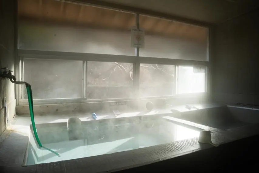 オープン前に湯を入れている状態の浴場全景がこちら