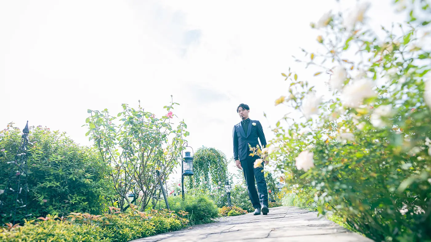 園内を歩き進めると、バラの華やかな香りに包まれる瞬間が。