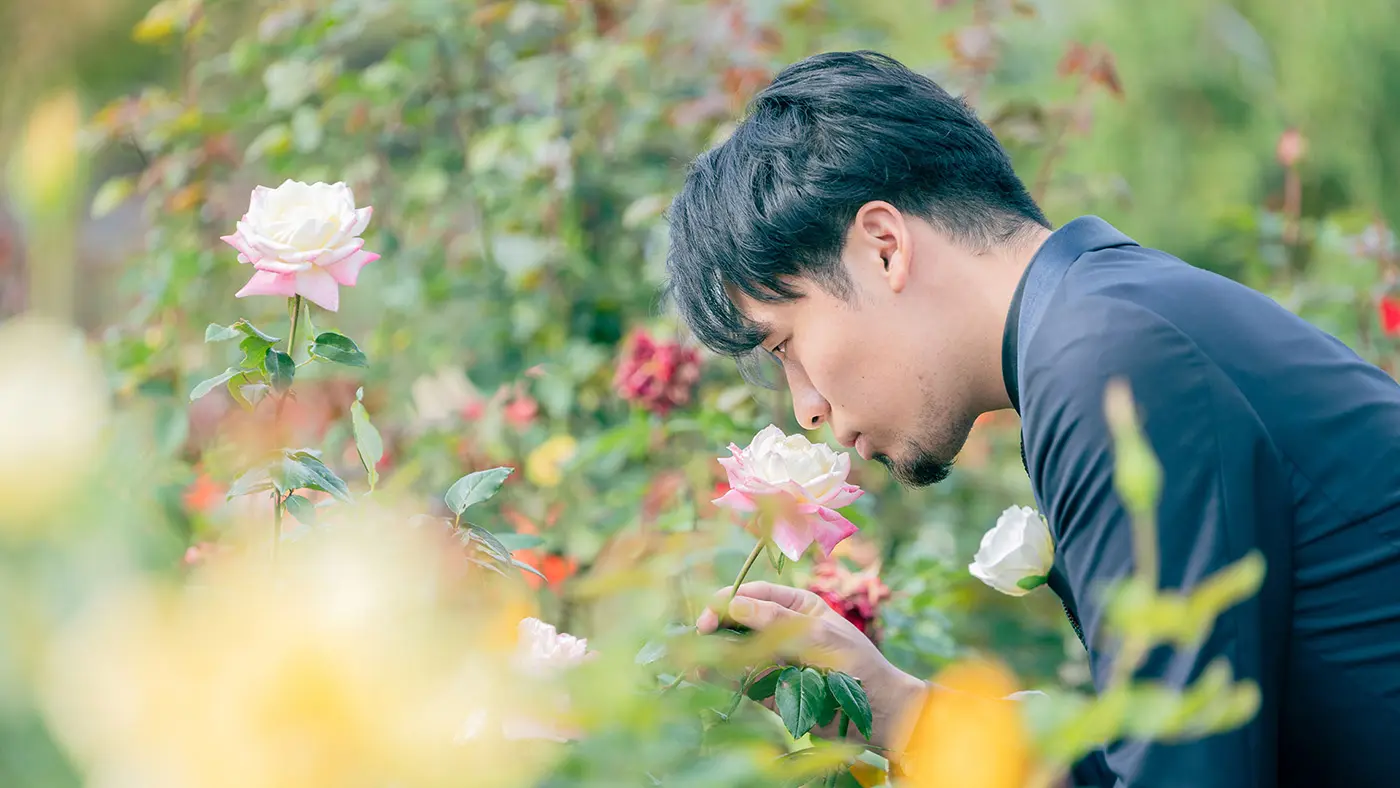 お気に入りの香りを探すバラ王子