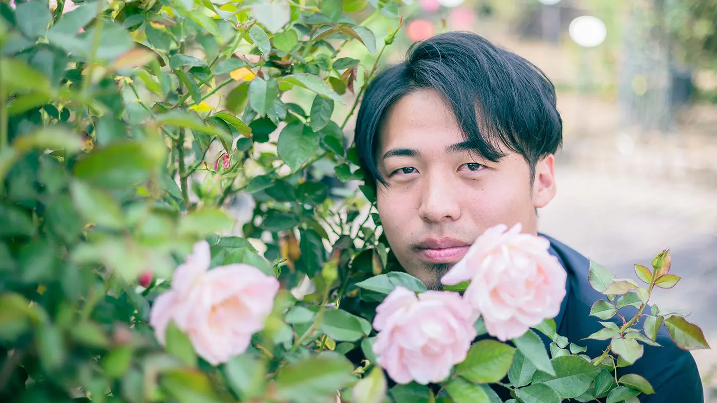 バラ王子が立ち止まった先には、世界の歴史的な人物が一堂に会する花壇。