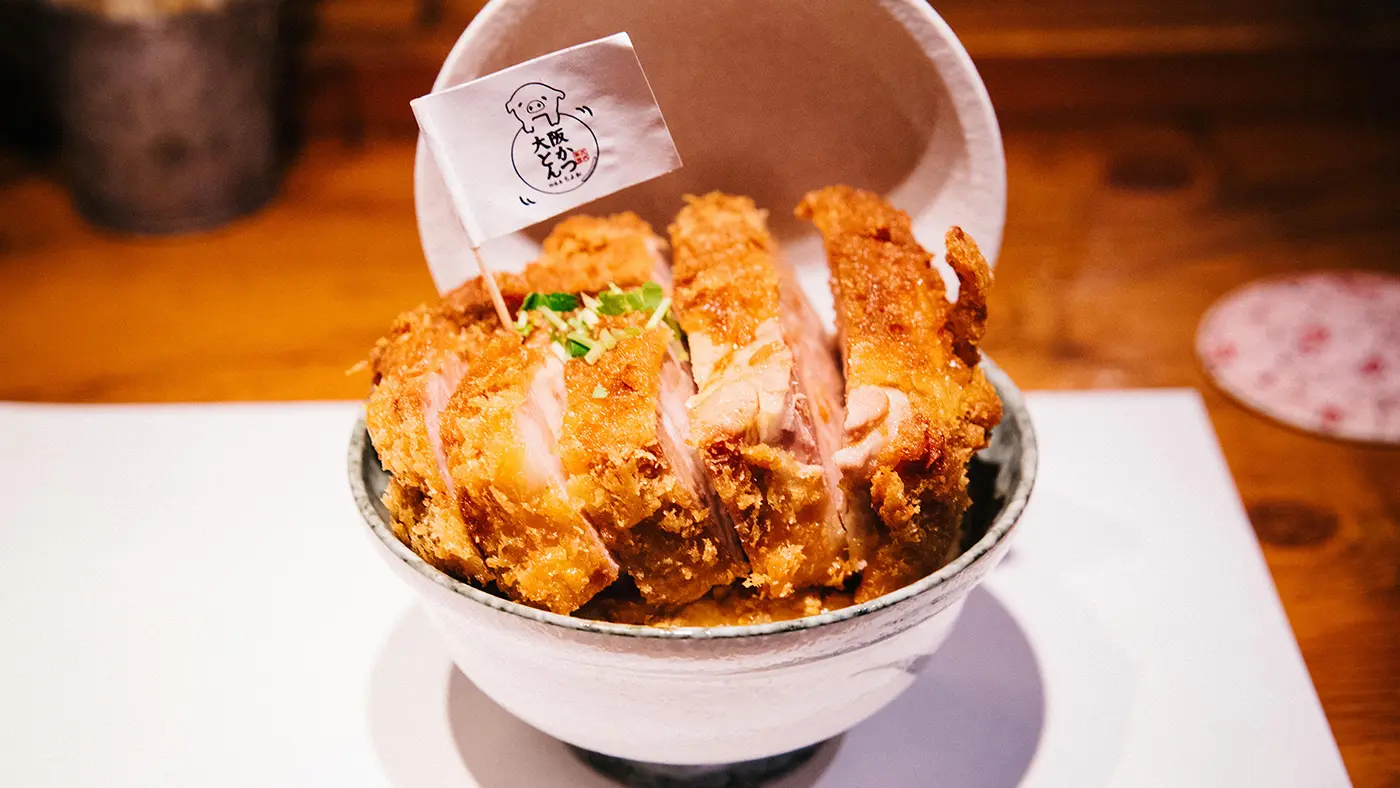 圧倒的ボリュームとビジュアル！ 元力士が考案した、厚さ5cmのとじないかつ丼