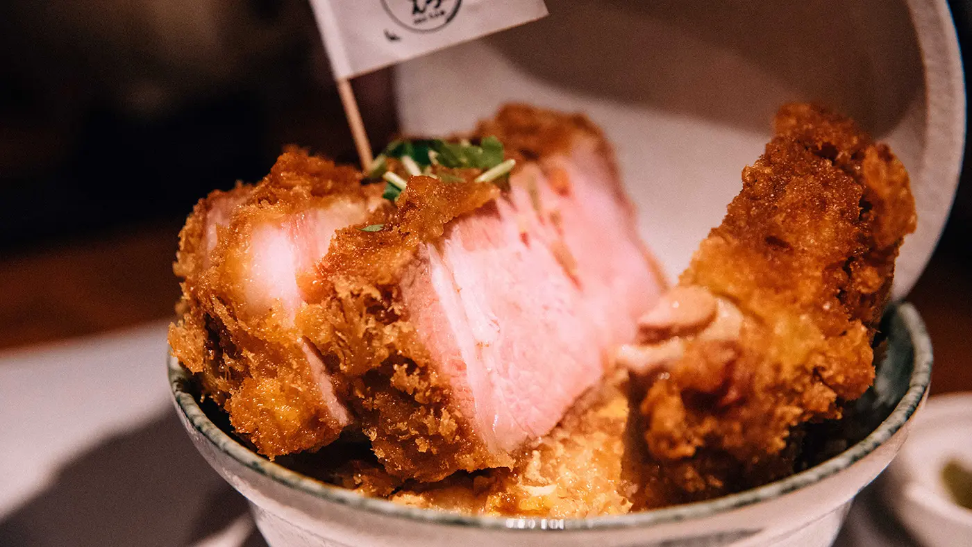 お値段は2,500円（税込）。一切れでとんかつ一枚分に相当するレベルのとんかつ。