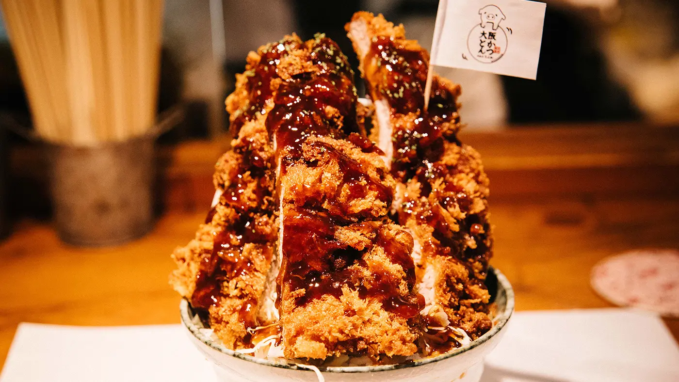フィレ肉をたたいて、高く積み上げた通天閣かつ丼も人気。