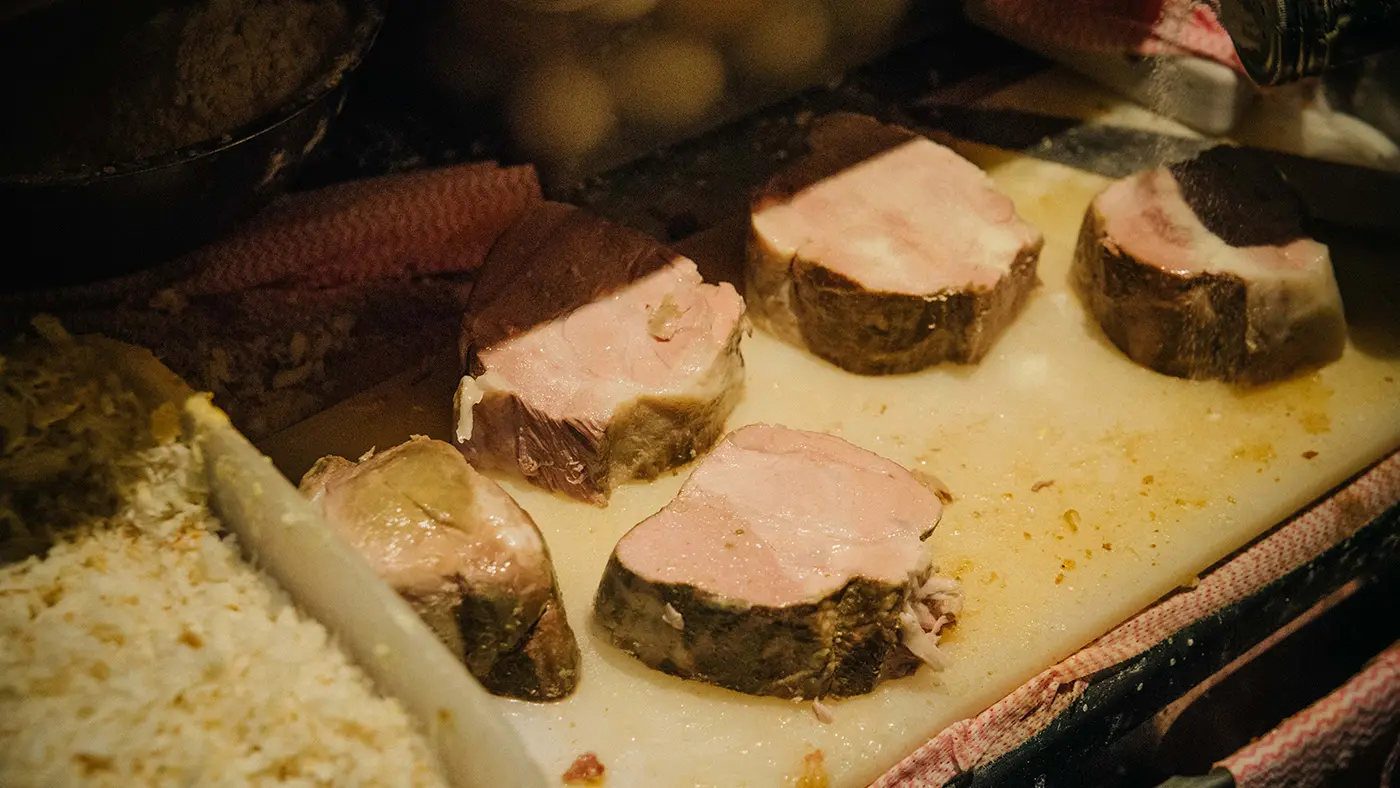 低温調理された豚肉は見るからにジューシー！ これに衣を纏わせて揚げる。なんとも背徳的！