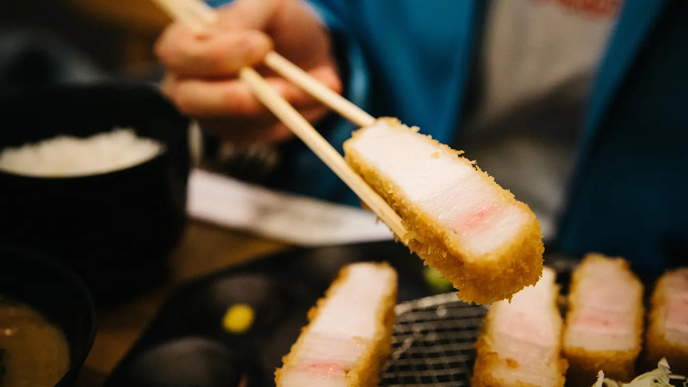 脂と肉の層が美しい断面。パン粉のサクサク感と豚肉のジューシーさが好バランス。