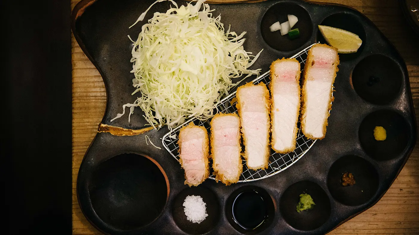 特注の器は、調味料が入る小皿付き。王道のソースや塩、わさびの他、生の黒胡椒なども。卓上にはカラシも。