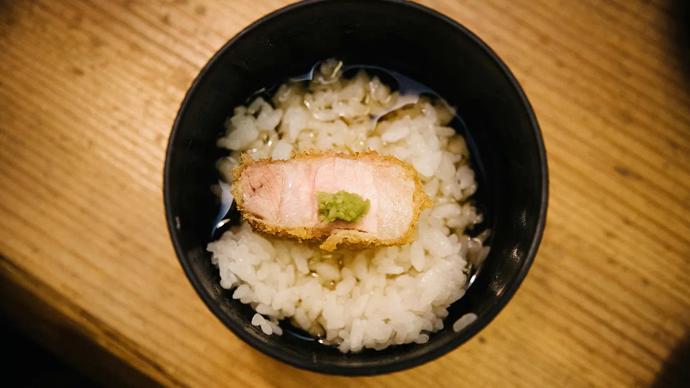 二口分ほどのライスととんかつ一切れを残して、出汁をかけて茶漬け風で〆るのがおすすめ。