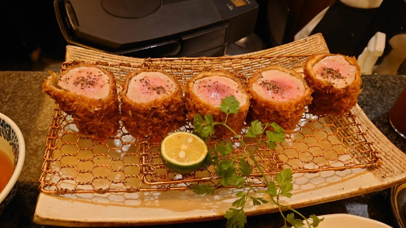 いろんな部位や銘柄がスタンバイ。一度の来店で味わい尽くせないのが悔しい。