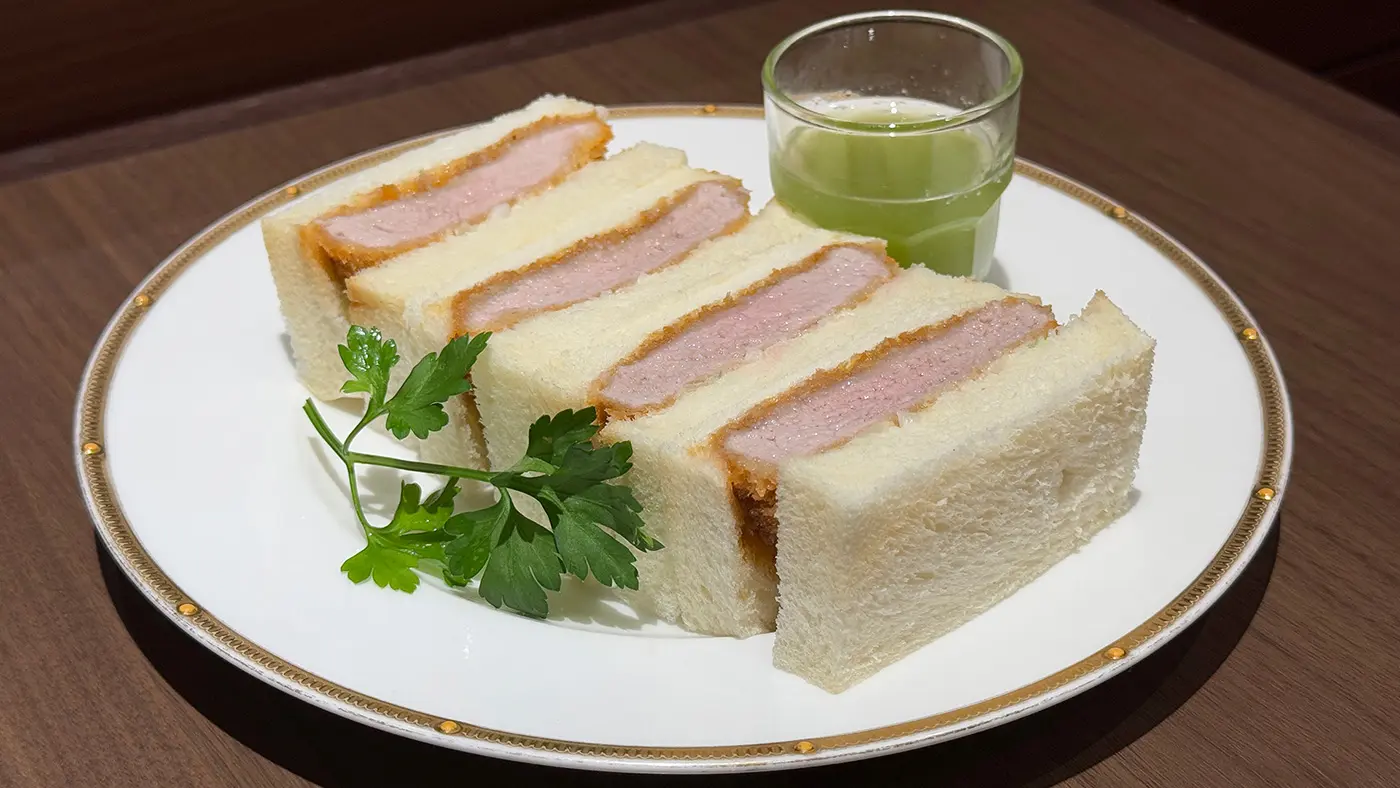 旨味の強いカツサンドをパーラーで！ カツサンドのモーニングもおすすめ！