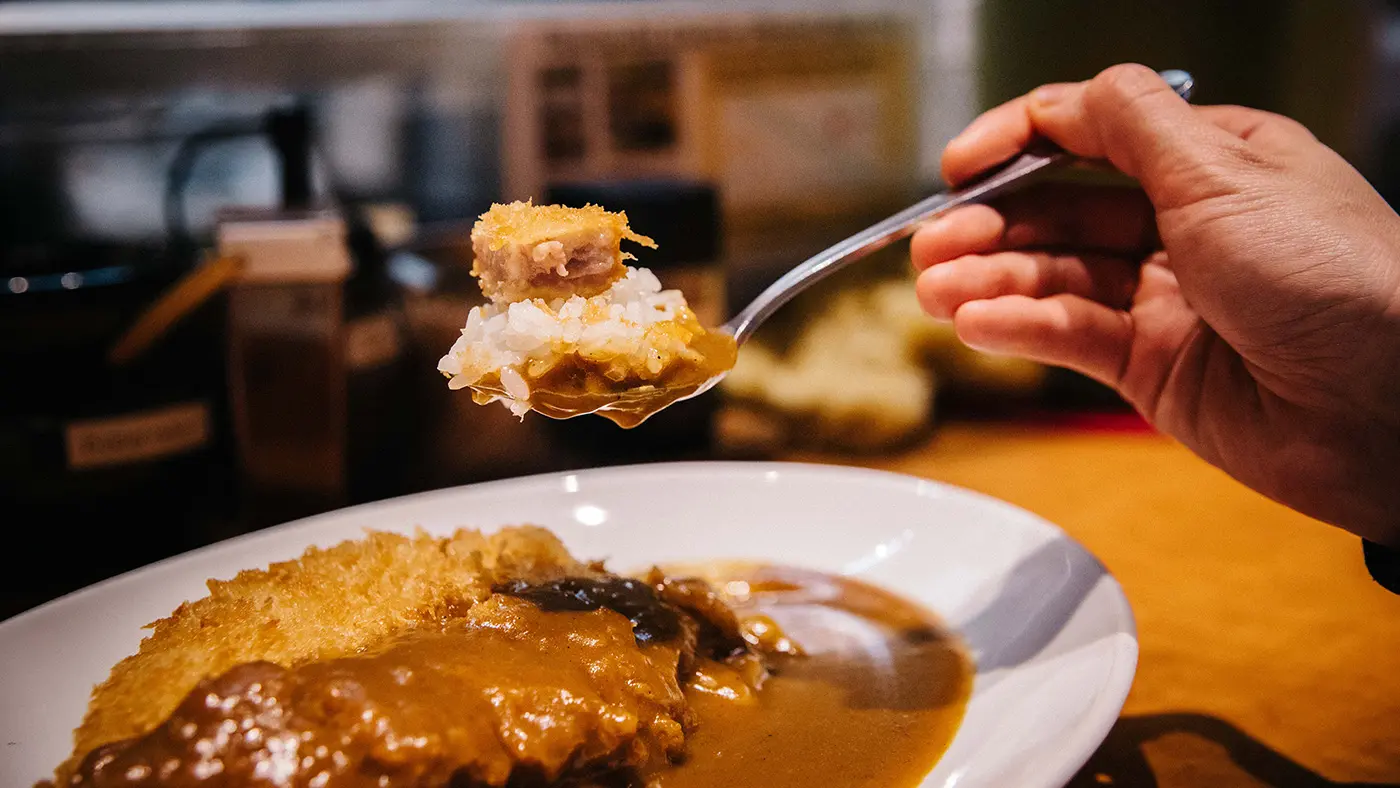 カツが一口サイズゆえに、ワンスプーンでいけるのもグッド。プライスは、850円。