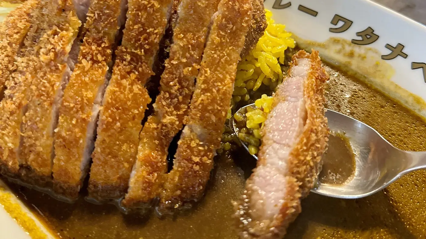 細めに切られたカツの断面から脂がジュワー。ちょうどいい柔らかさ。