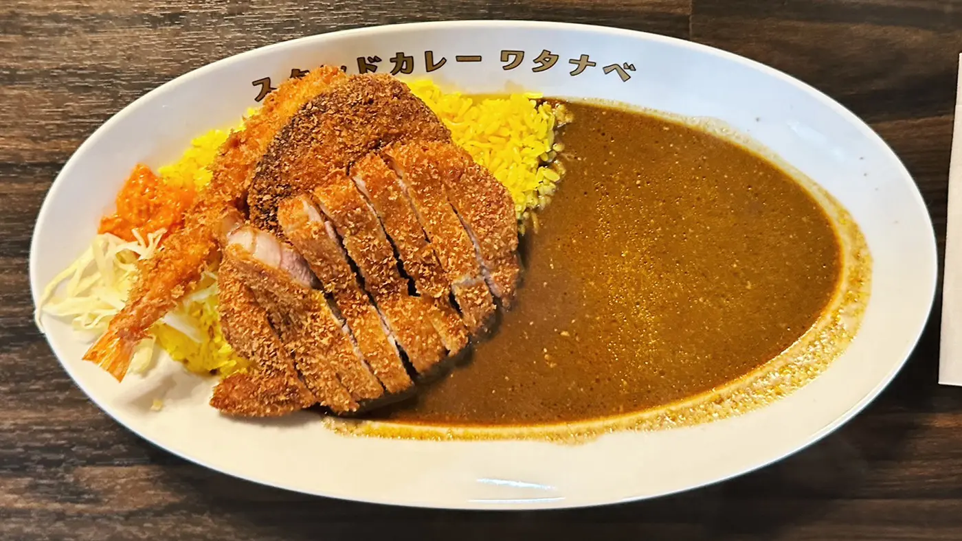 月替わりでたまに登場するミックスフライカレー。とんかつにスパイスコロッケとエビフライが乗って1,300円（税込）※フライの種類と価格は変動