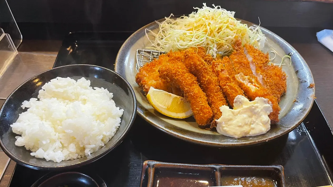 王道なとんかつが食べられる行列店！ ミックス定食なら、他の絶品フライも