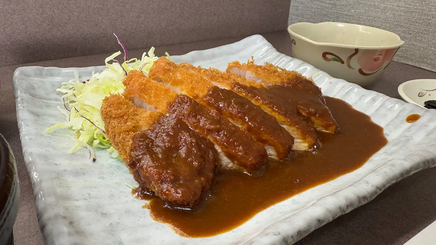 ロースとんかつセットは1050円（税込）。さっぱり味なのに、米と合う。これぞ秘伝と呼ぶべきソース。