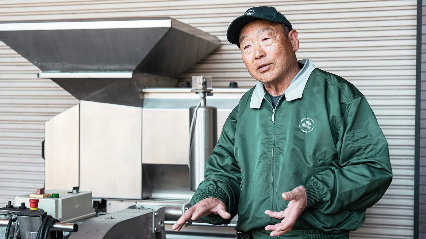 飛鳥ワインのロゴ入り作業服で出迎えてくれました