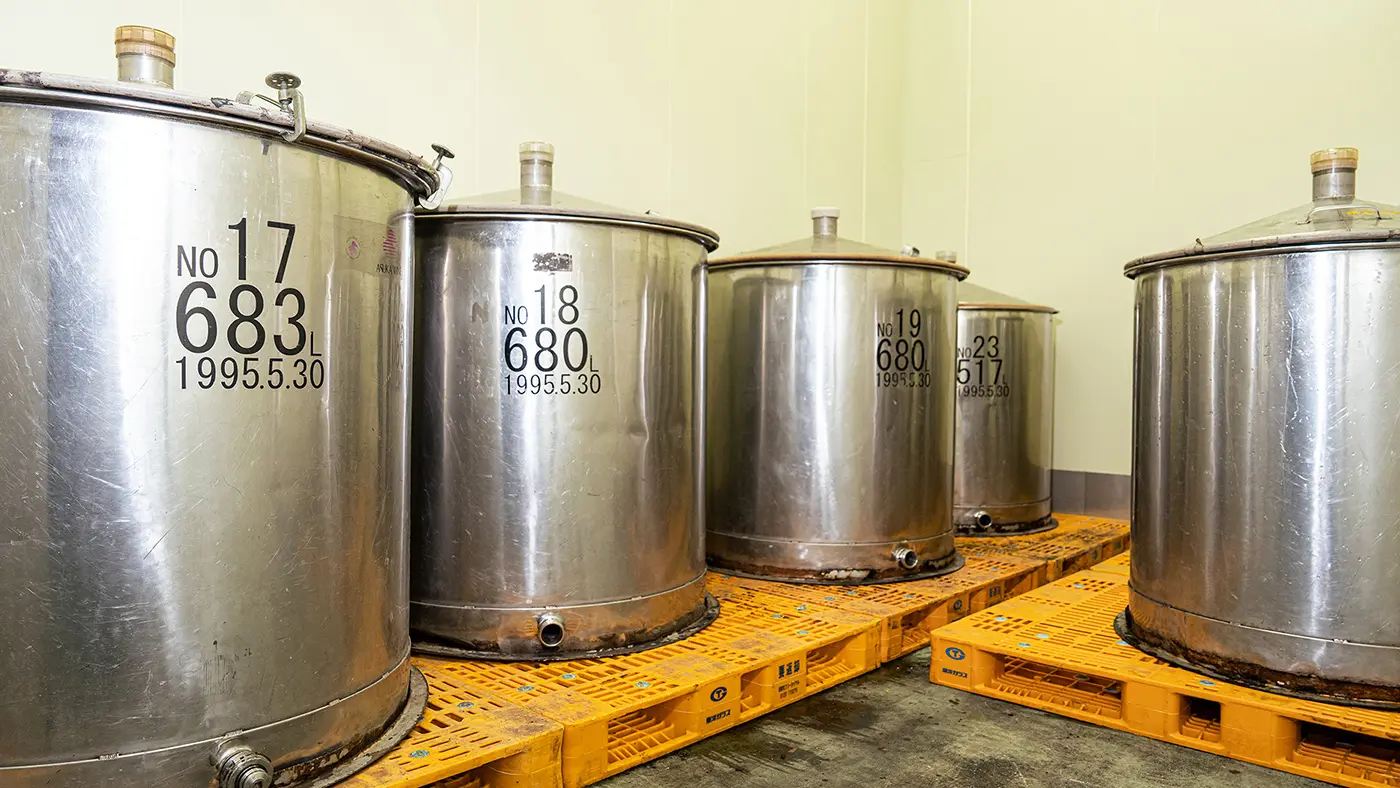 搾り取った果汁を貯蔵するためのタンク。冷蔵室で温度管理を徹底し、発酵が進まないようコントロールする