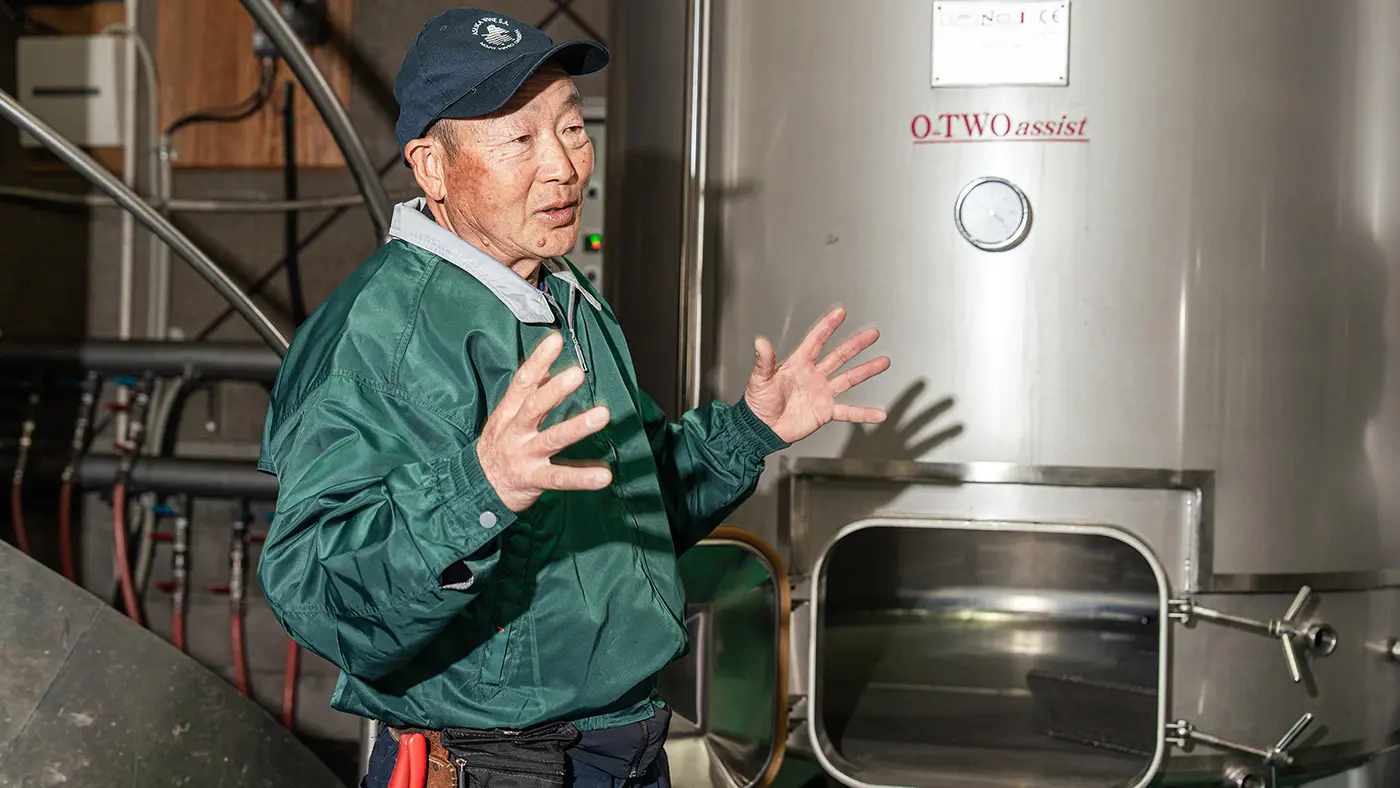 「赤ワインと白ワインで工程が全然違うんです」と仲村さん。後ろにあるのは赤ワインを発酵させるためのタンク