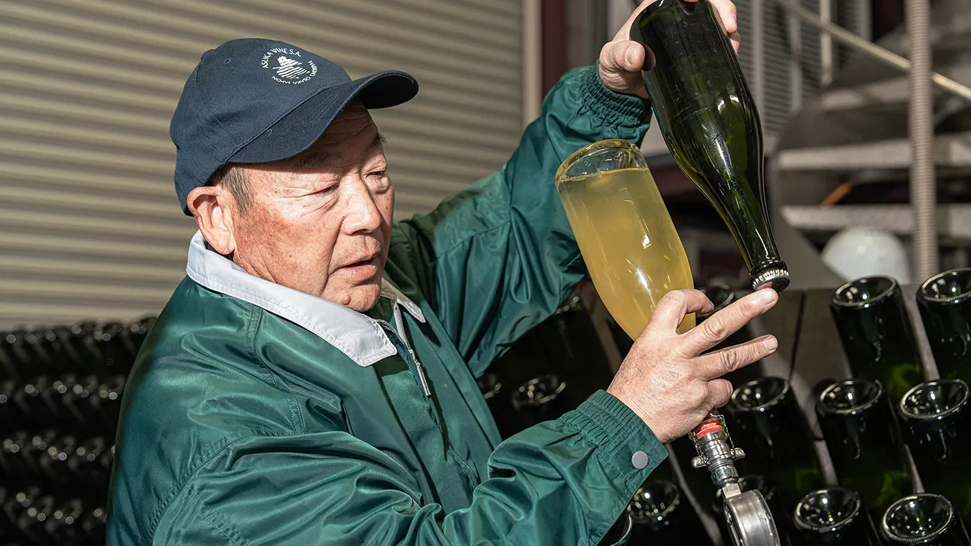 ピュピトルから1本引き上げて解説してもらいました。沈殿物が集まったら、瓶口付近だけを部分的に凍らせて取り除くのだそう