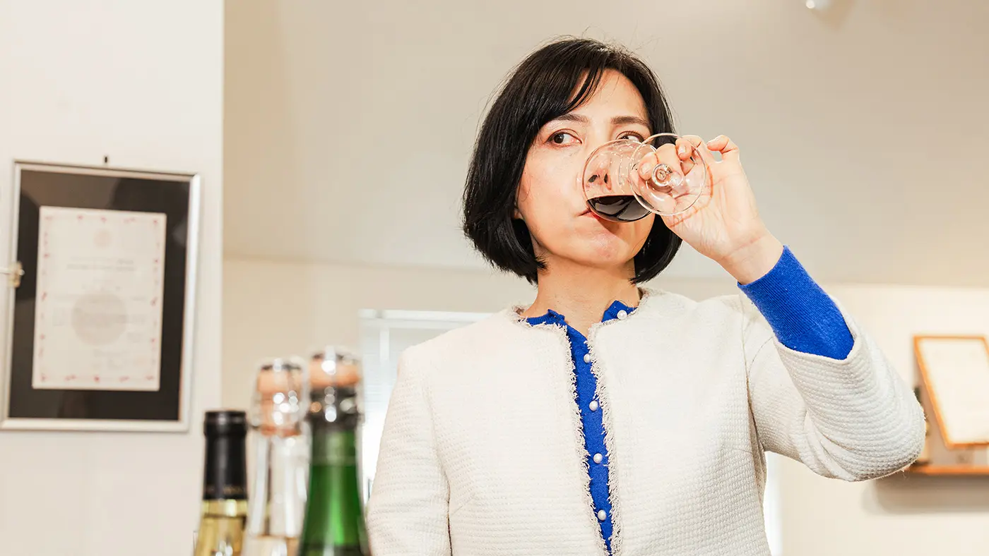 続いて赤ワイン「アルモノワール」をテイスティング。森さんは「タンニンと酸のバランスが良くて華やかでコクもありますね」と感動していました