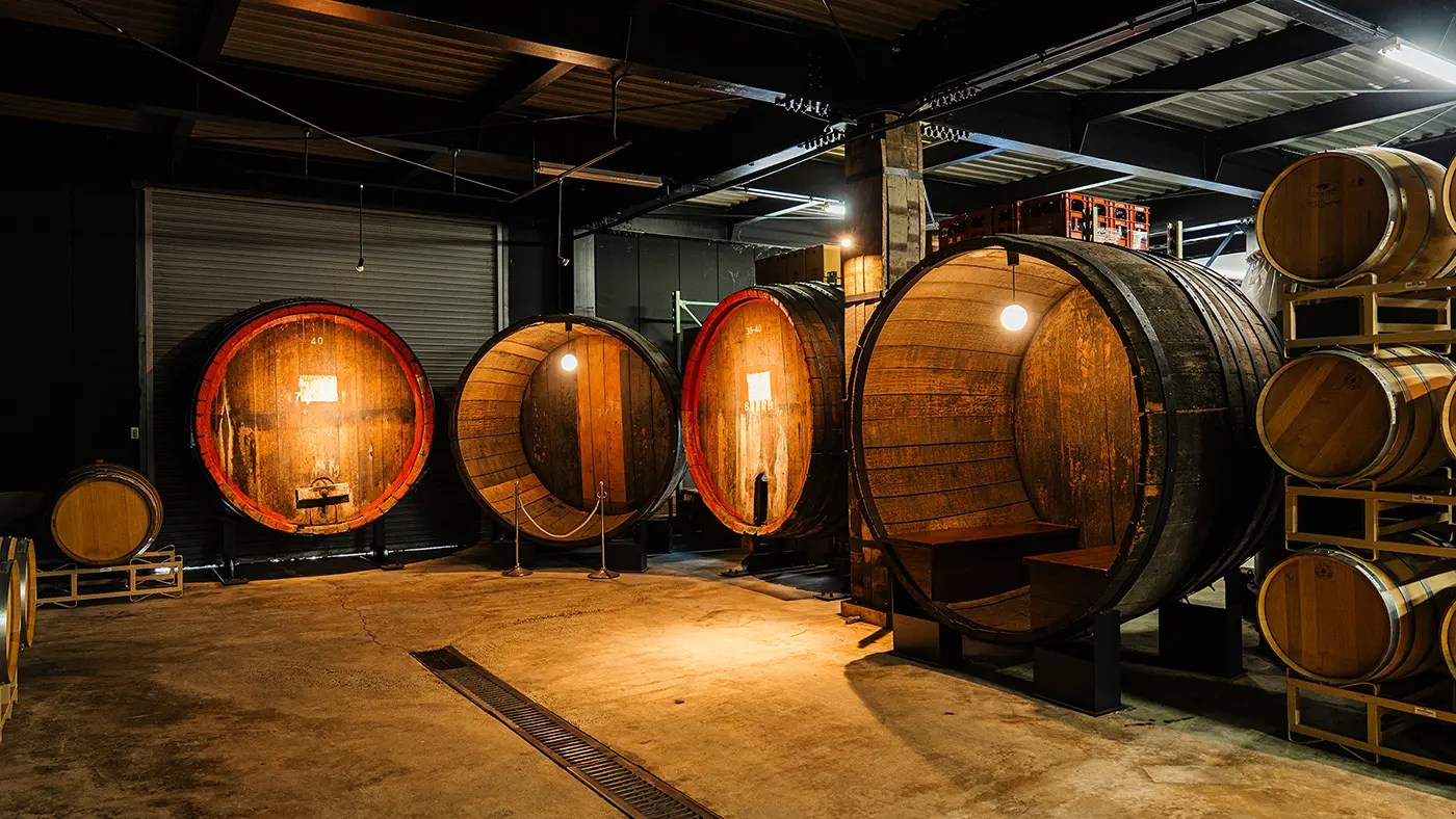 古い木樽を活用して作られたフォトスポット。バレルサウナを東京のサウナ施設に設置する計画も進行しているそう