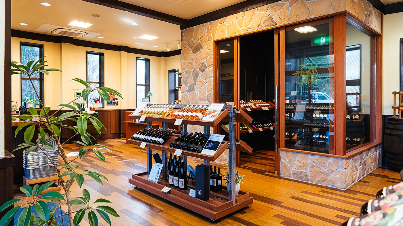 ショップとギャラリーを併設した「河内ワイン館」は、金銅さんの父親である先代社長が完成させました。河内ワインのホスピタリティを象徴する施設です