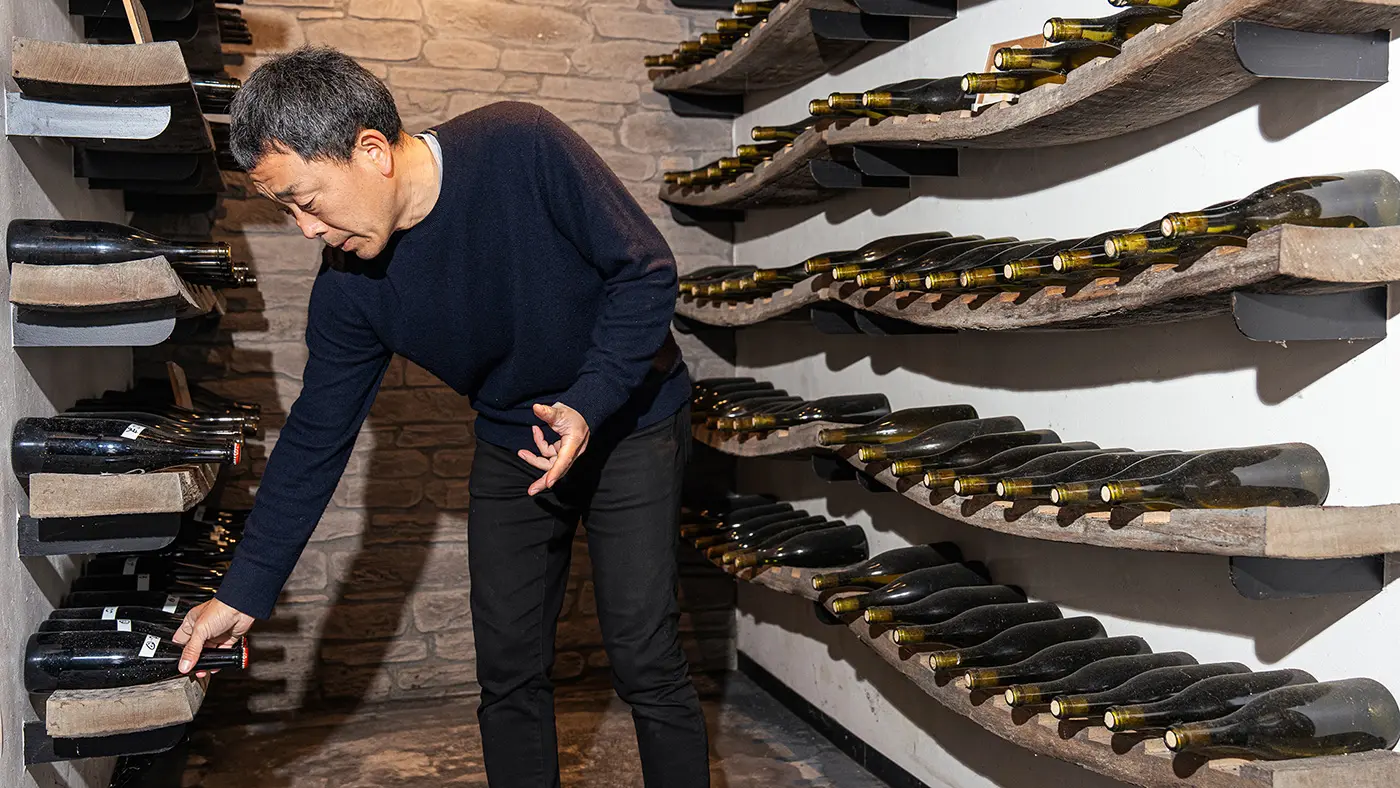 地元の小学生たちが職業体験で造ったワインが保管されていて、二十歳になったらプレゼントする予定。「小学校の校章もぶどうがモチーフになっているんですよ」と金銅さん。地域の誇りを伝える活動です