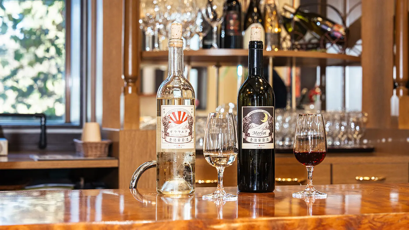 いずれも定番の「金徳葡萄酒」シリーズ。ラベルには二上山のイラストをあしらい、空の絵柄で味わいを表現している